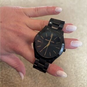 Michael Kors Elegant Black and Gold Timepiece